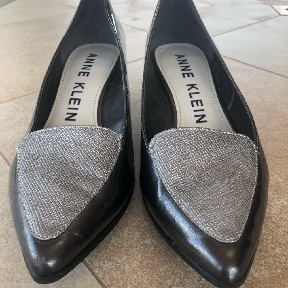 HUGE BUNDLE SALE! DESIGNER ANNE KLEIN METALLIC SILVER 1.75” HEEL PUMPS SIZE 6M